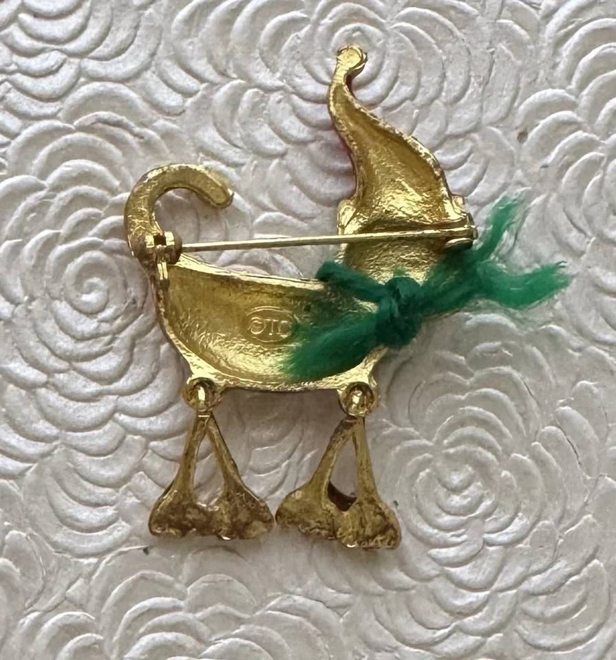 Cat w/ Santa’s hat Enamel on gold tone metal brooch - Image 3 of 4