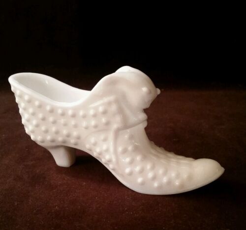 REDUCED Vintage Fenton White Milk Glass Hobnail Shoe Puss in Boots - Afbeelding 1 van 6