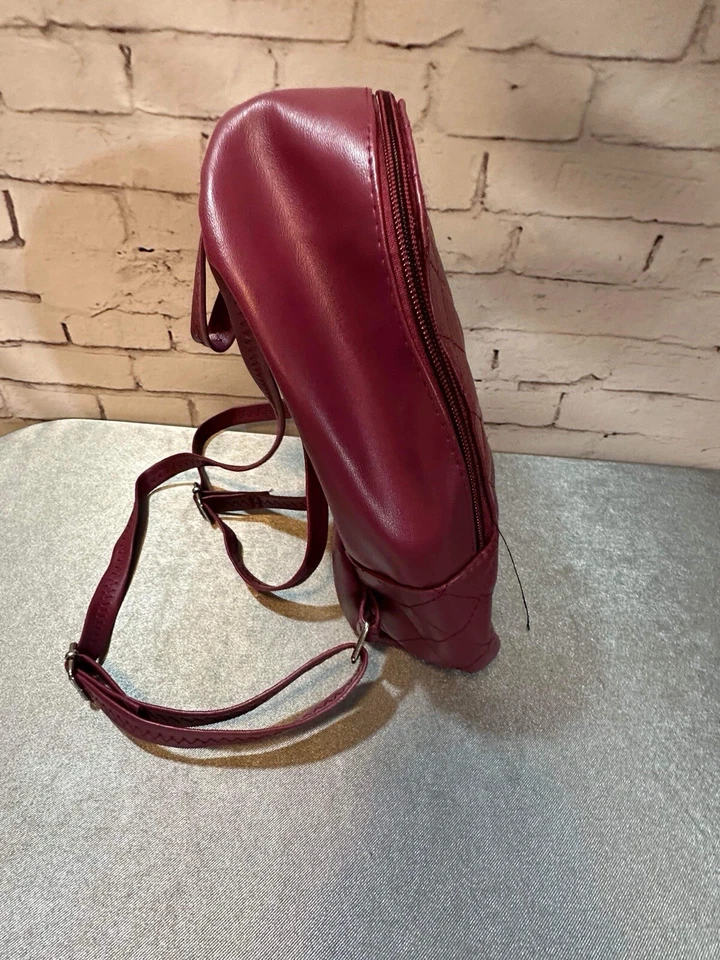 Mochila de mano acolchada con cremallera Forever 21 Burgundy FauxPatent usada WCLTH Foto 3 de 4