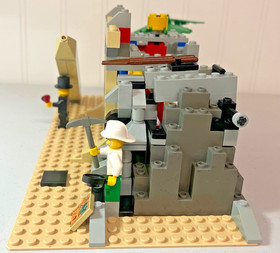 LEGO Adventurers Mummy's Tomb 5958 w/Minifigures, Vehicle, Instructions. no box