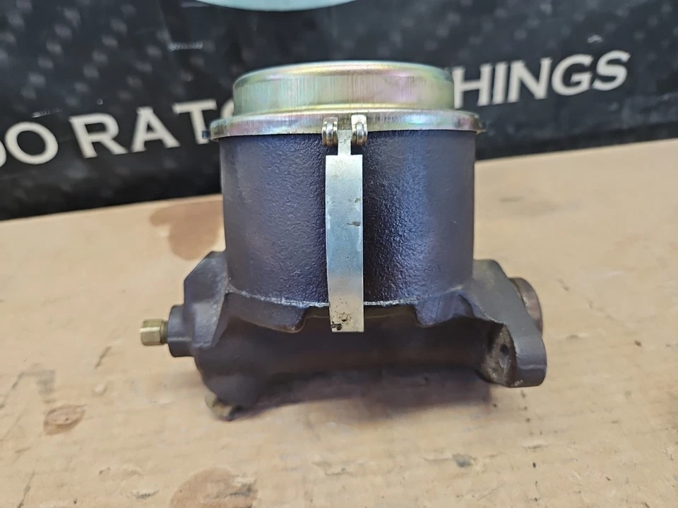 1966 Ford Fairlane тормоз главный цилиндр резервуар в сборе 2225032 - Изображение 2 из 4