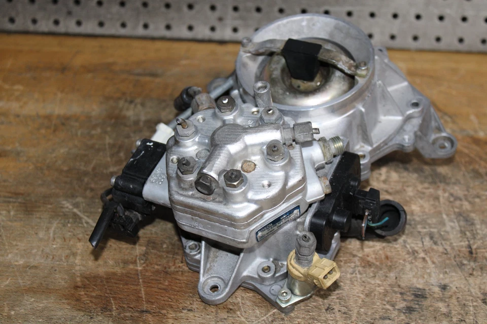 1991 Mercedes Benz 300 Fuel Distributor 0438101044 0438121082 2.3 - Image 4 of 4