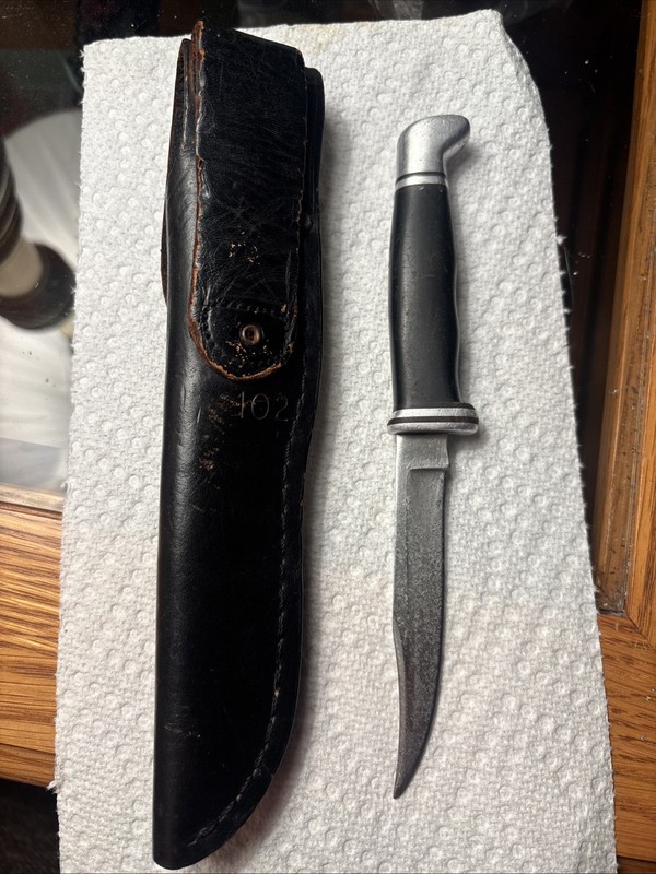 Buck knife model 102 Hunting knife.  Made in the USA comes with the sheath.