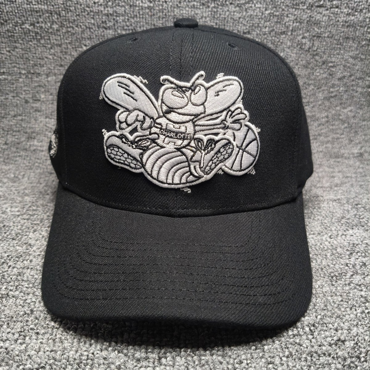 Mitchell & Ness Charlotte Hornets NBA Black Snapback Cap Side Patch