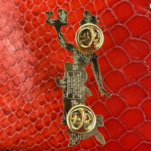 NIAGARA FALLS NY🎸HARD ROCK CAFE®HR PIN🎸HAPPY HOLIDAYS 2001 WAITER GIRL LE200🎗 - Picture 2 of 4