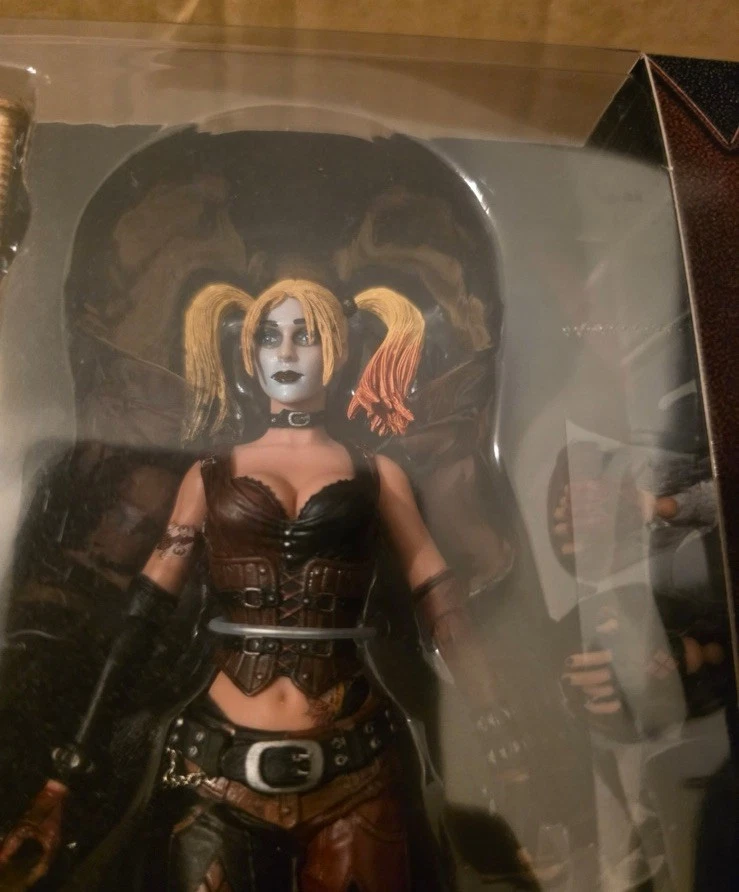 Figura de acción Harley Quinn 7" NECA Batman Arkham City Toys R Us exclusiva nueva Foto 2 de 4