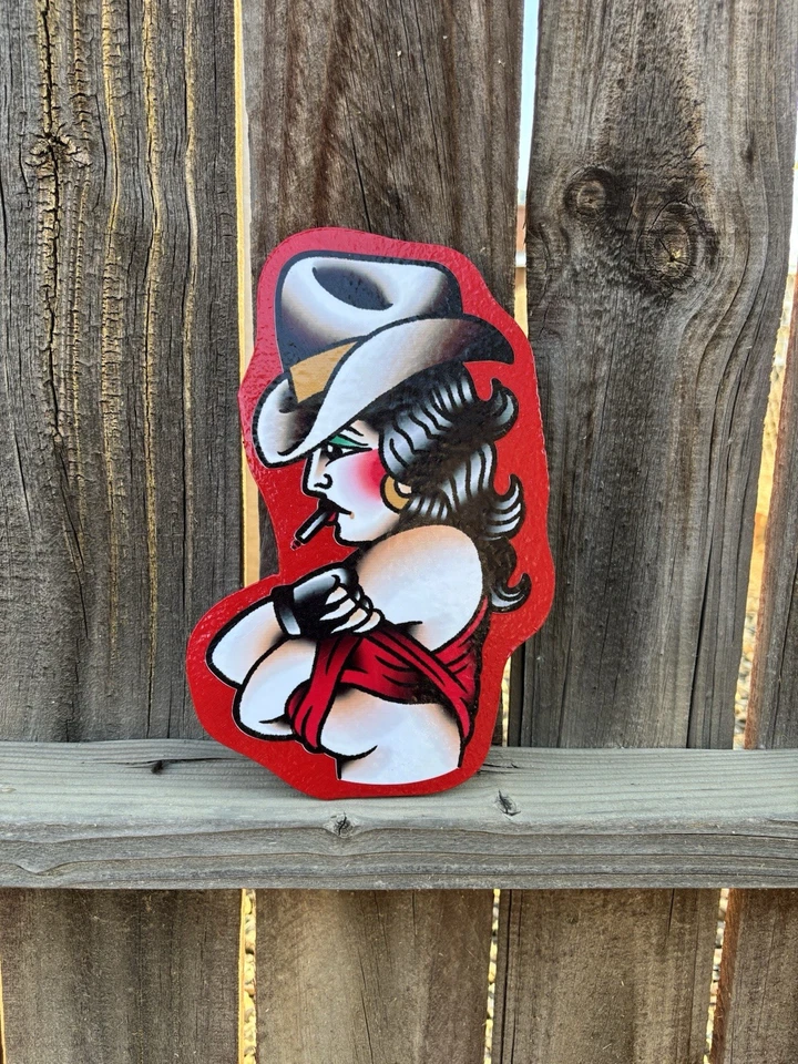 Letrero de tienda de tatuajes hecho a mano flash de vaquera tradicional americana Foto 2 de 4