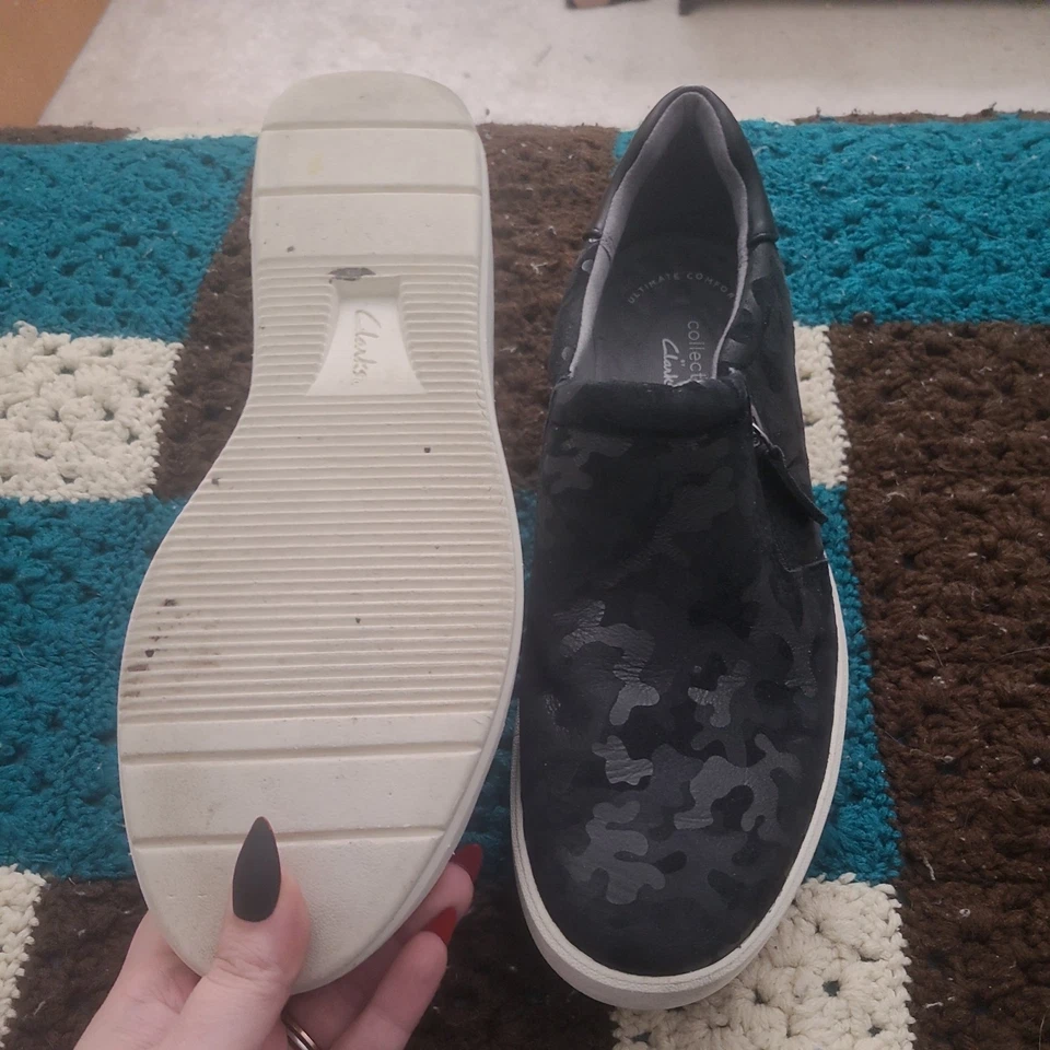 Zapatillas sin cordones Clarks Collection Layton Step negras camufladas cremallera lateral para mujer 8,5 M Foto 3 de 4