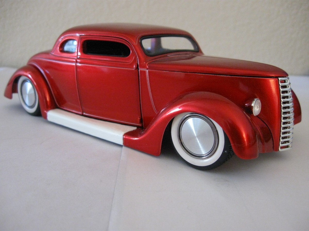 WEST COAST CHOPPERS フォードクーペ　ミニカー Jesse James West Coast Choppers 1936 Ford Coup Kustom 1/24