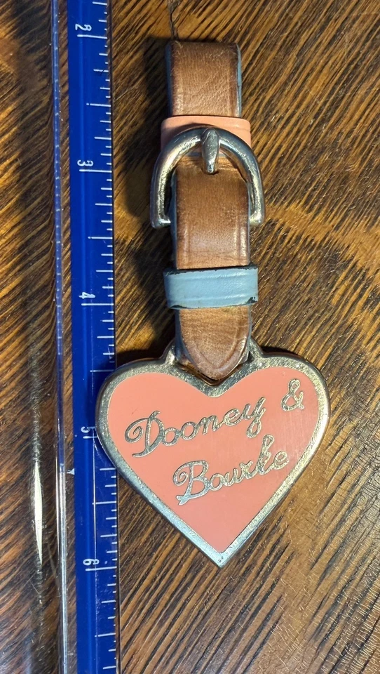 DOONEY & BOURKE LOGO CORAZÓN ROSA LLAVERO CUERO FALTA ANILLO METAL Foto 3 de 3