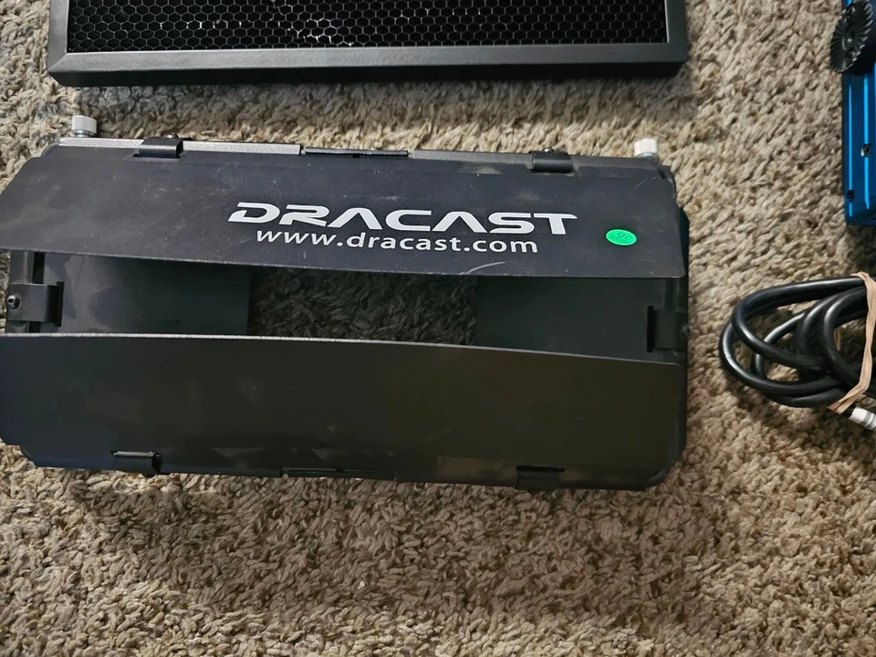 Dracast LED500 Pro Daylight LED Light with V-Mount Battery Plate W/ EXTRAS. - Image 2 of 4