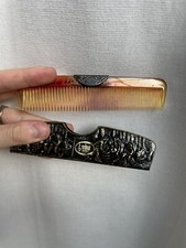 Vintage - Hair Comb With Metal Slide In Case - Village Scene, Servant, Peasant