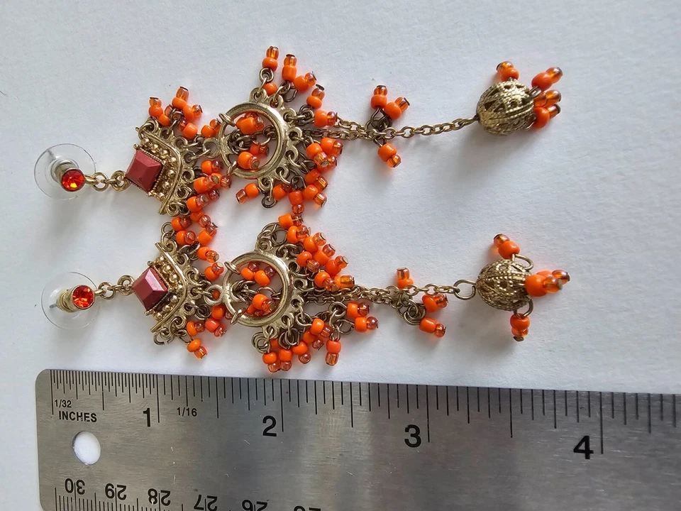Pendientes colgantes de cuentas naranja de inspiración bohemia con detalles de filigrana dorada Foto 3 de 4