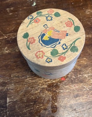NOS Early American Old Spice Bath Powder Floral Design Puff included Shulton USA
