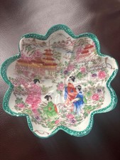 Antique Kutani scalloped Bowl Geisha’s Hand Painted