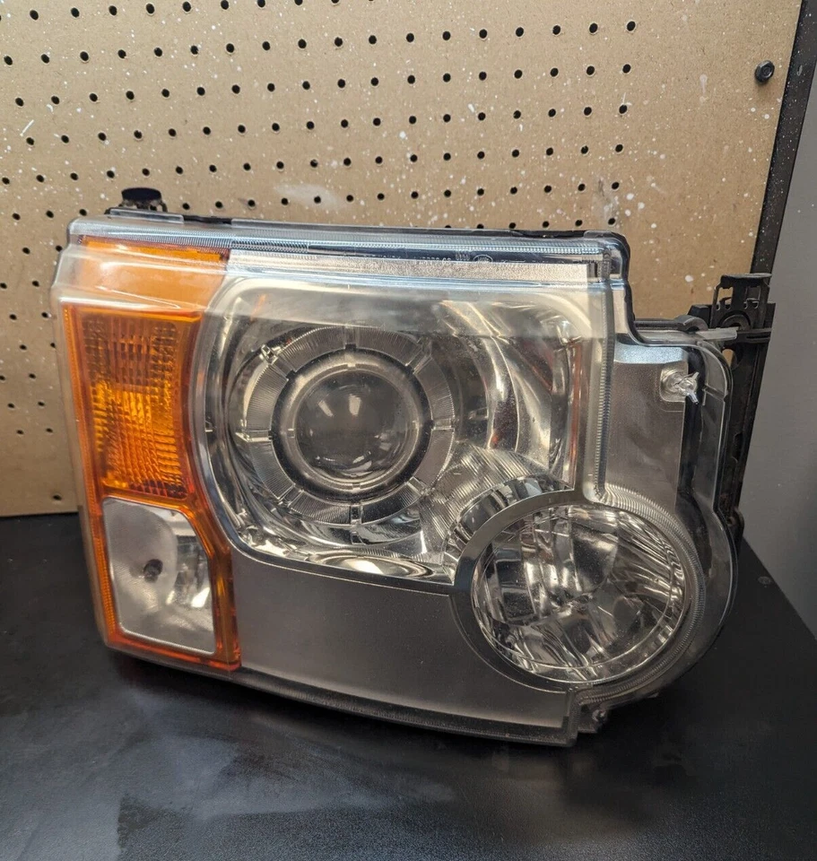 2006 LAND ROVER RANGE ROVER LR3 FRONT RIGHT  HEADLIGHT XENON OEM - Image 2 of 4