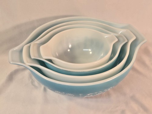 Vintage Pyrex Amish Butterprint Cinderella Mixing Bowls Turquoise/White 4 pc Set - Picture 2 of 6