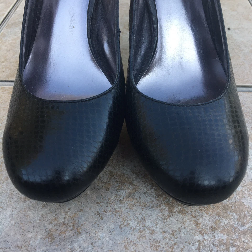 Zapatos de salón Kathy Van Zeeland punta redonda con honda en relieve 7,5 Foto 4 de 4