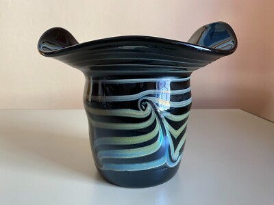Glaskunst schwarz-grünes Gefäß aus der Glashütte Valentin Eisch Frauenau 1981
