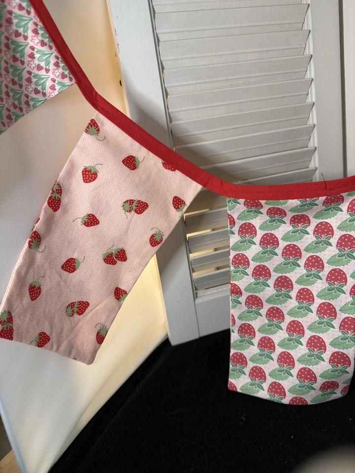 Tela Bunting Hecho a Mano Dormitorio Guardería Cumpleaños Baby Shower Fresa Rosa Rojo Foto 2 de 4