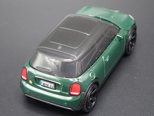 2020 - 2024 MINI COOPER SE EV GREEN 1:64 SCALE DIORAMA DIECAST MODEL CAR - Picture 8 of 8