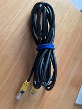Czarny kabel ethernetowy o długości 112"