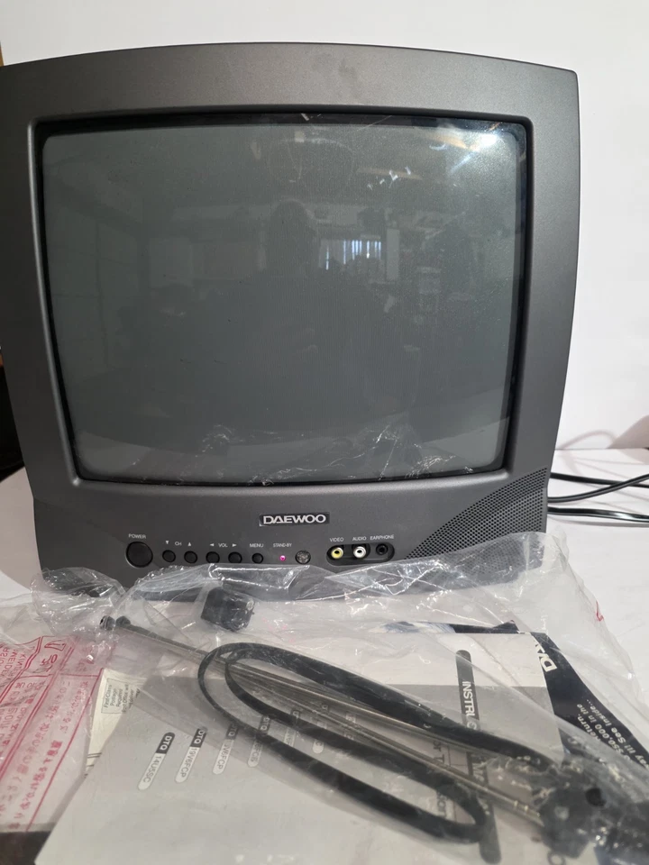 Daewoo DTQ-13V1FC 13” CRT Gaming Color TV Frontal A/V con Antena Foto 3 de 4