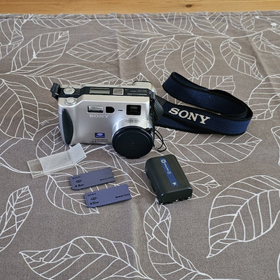 Sony Cyber-shot DSC-S70 3,3MP 6x Zoom 1,5'' USB NP-FM50, MS 8+32MB