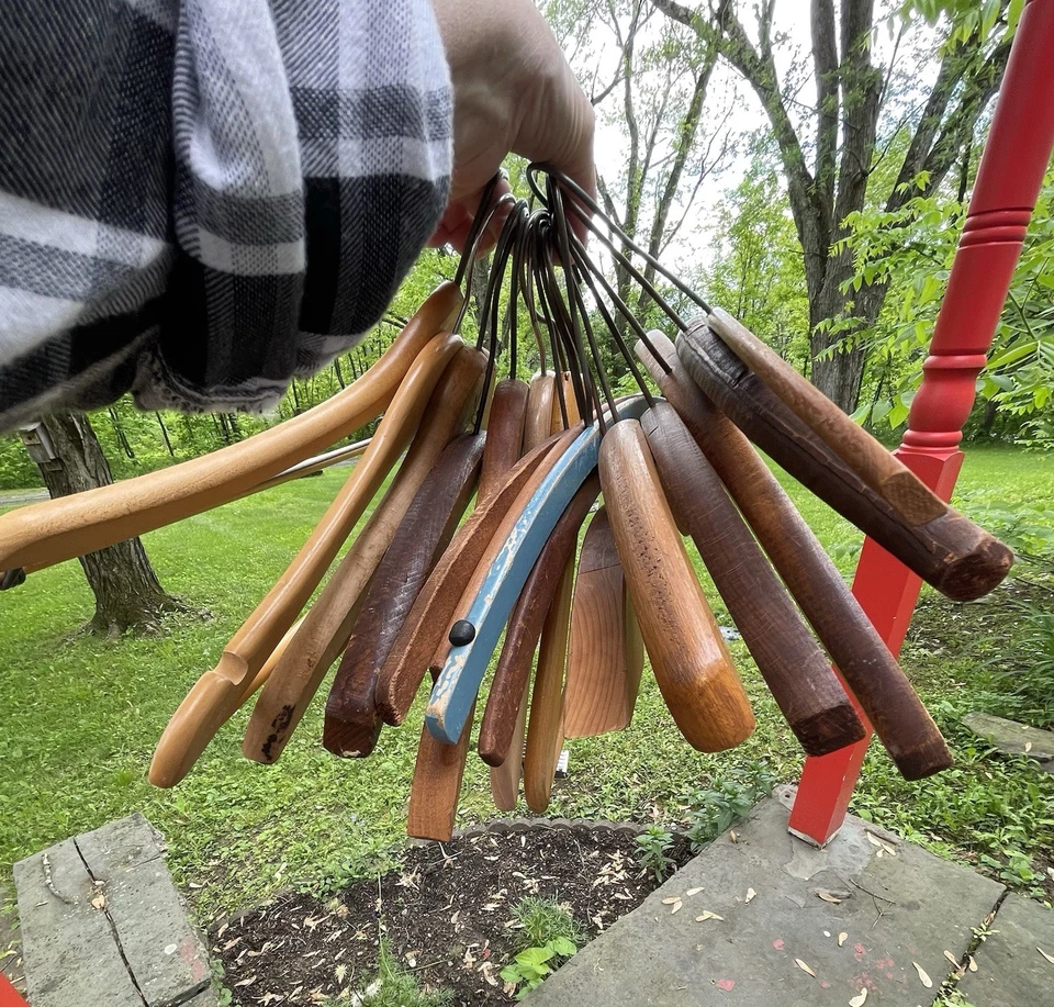 LOTE DE 17 PERCHAS DE MADERA Antiguas Prendas para el torso Pantalones Pieles Capuchas, 2 anuncios Foto 2 de 4