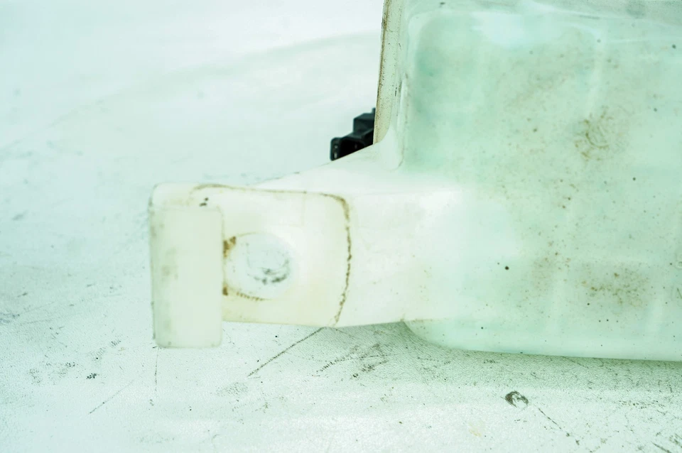 Depósito botella lavadora para parabrisas delantero Nissan Titan XD 16-19 OEM 5116 Foto 4 de 4