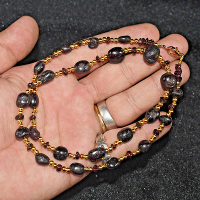 Ancient Middle Eastern Roman Garnet Stone Bead Necklace in good Condition