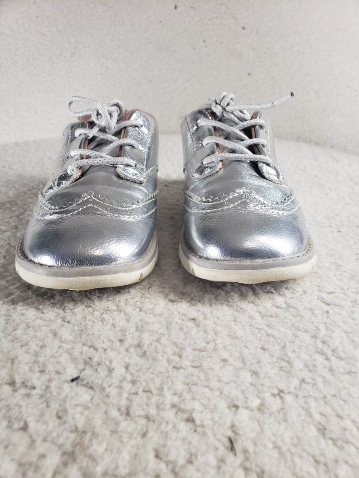 Zapatos planos cómodos Stride Rite Ellsworth Oxford 10W plateados con cordones para niños pequeños Foto 2 de 4
