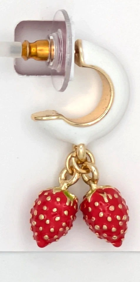 Pendientes de aro Betsey Johnson esmalte blanco Huggie con dijes de fresa roja y dorada Foto 2 de 2