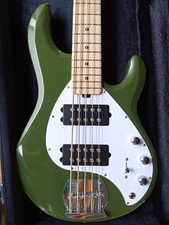 Sterling by Music Man StingRay5 E-Bass 5-saitig grün Ahorngriffbrett inkl Koffer