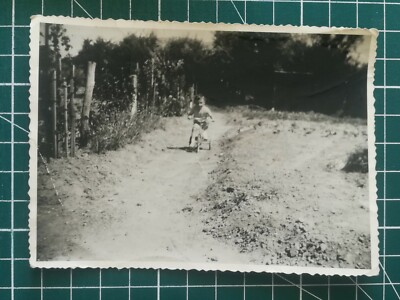 vr161 Altes Foto um 1940 Kind auf Dreirad