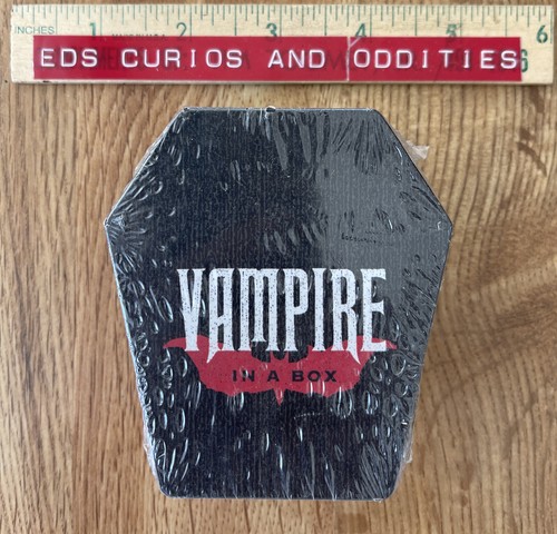 VAMPIRE IN A BOX New & Factory Sealed Includes: Fangs Medallion & Blood Capsules - 第 6/7 張圖片