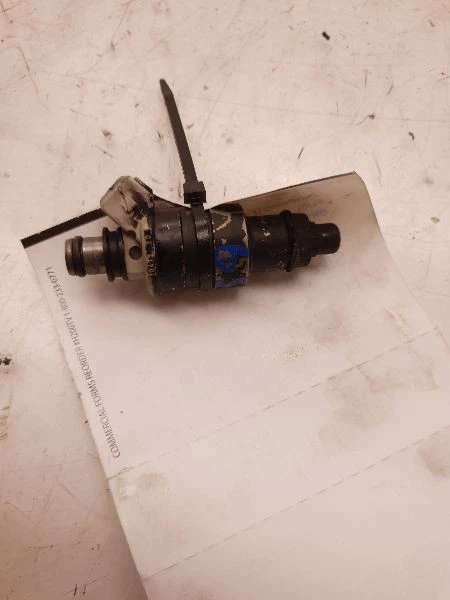 84 85 86 87 TOYOTA PICKUP SR5 FUEL INJECTOR - Image 3 of 4