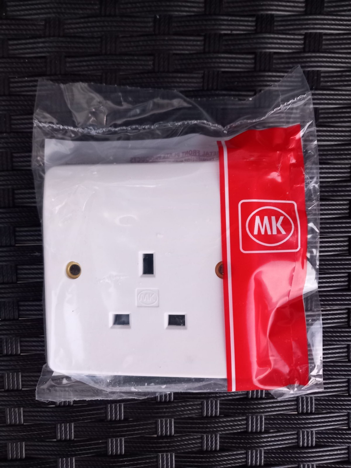 MK K780WHI 13 AMP 1 GANG UNSWITCHED SOCKET.