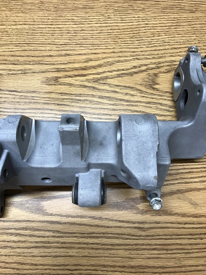 SOPORTE COJÍN TRASERO INFERIOR HONDA VFR800 INTERCEPTOR 2002-2015 # 50475-MCW-D00 Foto 2 de 4