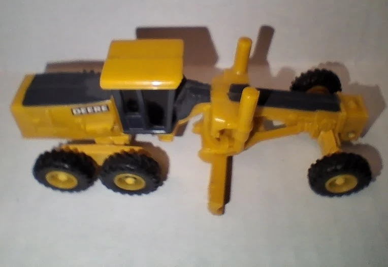 ERTL JOHN DEERE road grader DIECAST Plastic 1/64 SCALE MODEL " VINTAGE " - Image 3 of 4