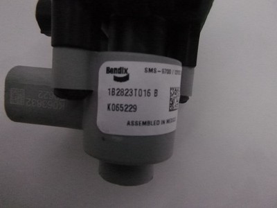 Genuine OEM Bendix Brake Relay Valve K065229 | eBay