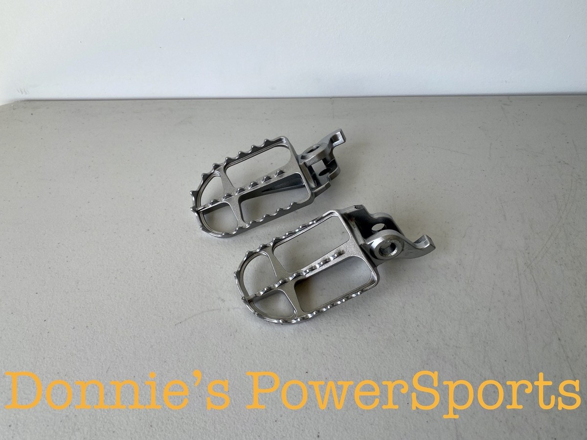 Kawasaki KX250 25-26 KX450 24-26 Foot Pegs OEM 34028-0408 34028