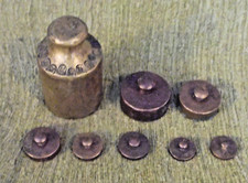 8 starych mosiężnych obciążników, 500 gr, 100 gr, 50 gr, 20 gr, 2 x 10 gr, 2 x 5 gr