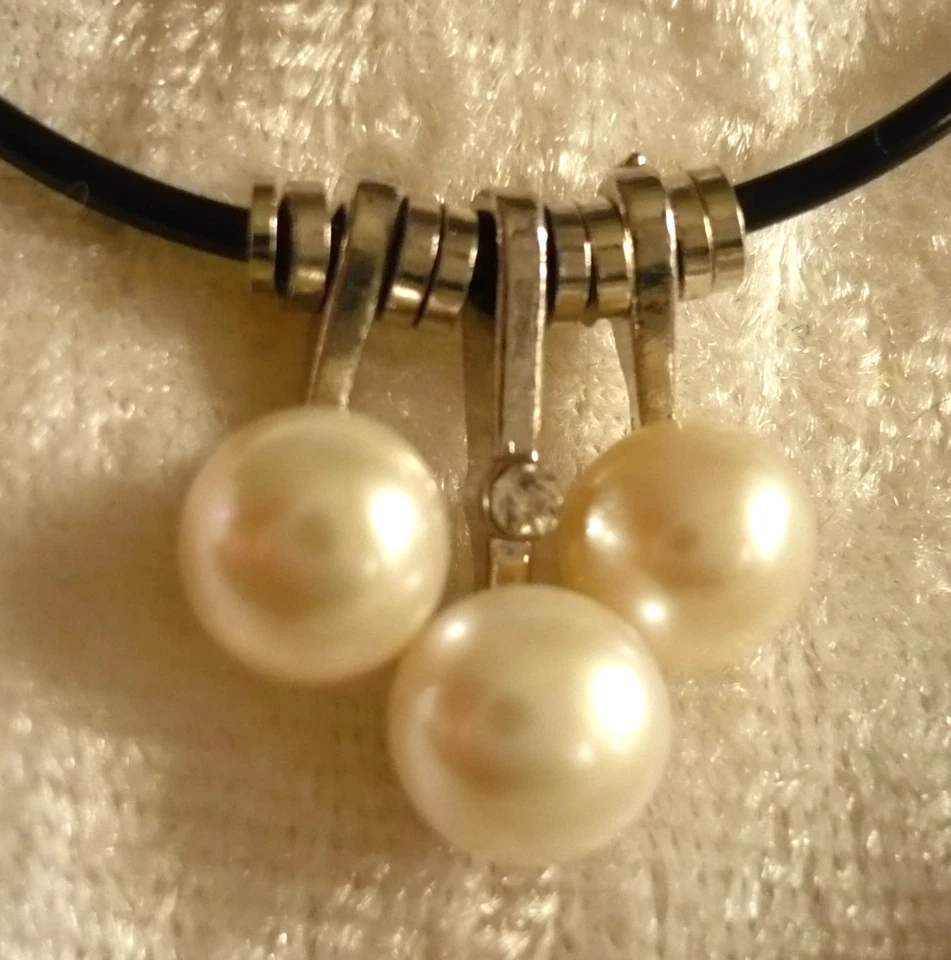 Kautschuk Kettchen schwarz mit 3 creme Perlen + Strass ModeSchmuck NEU - Bild 1 von 1