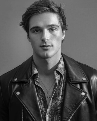 SEXY JACOB ELORDI 8x10 PHOTO *