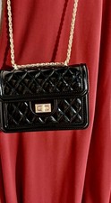Borsa a tracolla donna nera vegan strutturata catena oro look classico