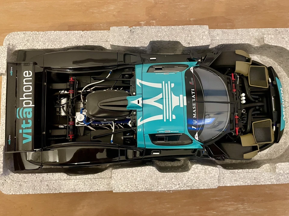 AUTOART 1:18 #1 Maserati MC12 FIA GT1 Championship Winner 2010 81035 - Image 4 of 4