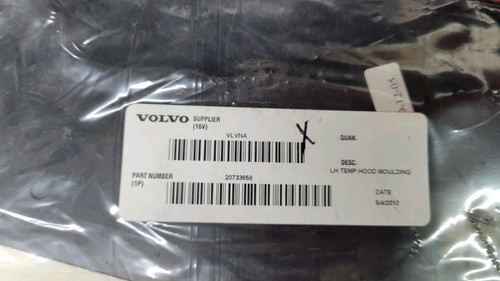 20733658 GENUINE VOLVO OEM LH TEMP HOOD MOULDING NOS - Picture 1 of 9