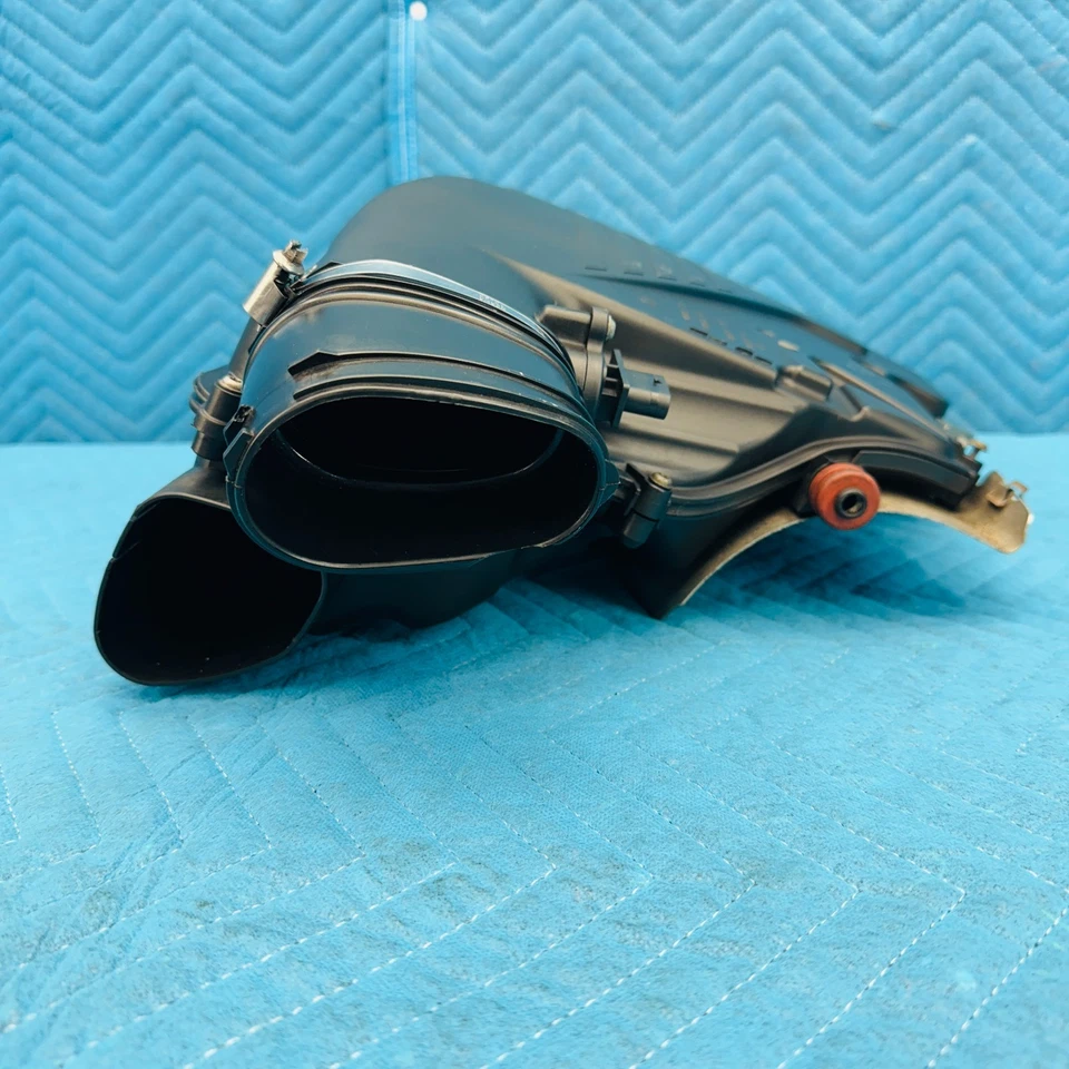 Carcasa de caja de filtro de aire derecho BMW 650i 2012-2017 OEM 13717577463 Foto 3 de 4