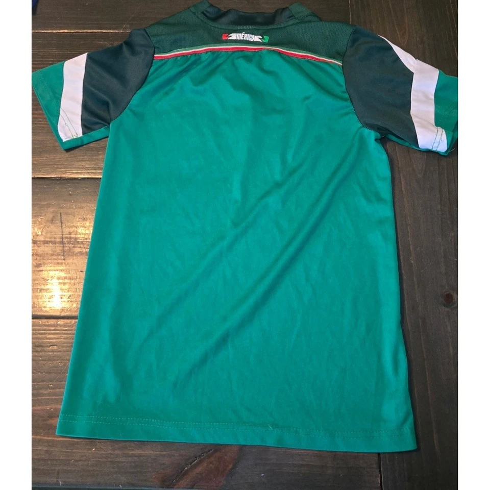 Camiseta deportiva verde de fútbol con parche bordado de México para hombre Foto 2 de 4